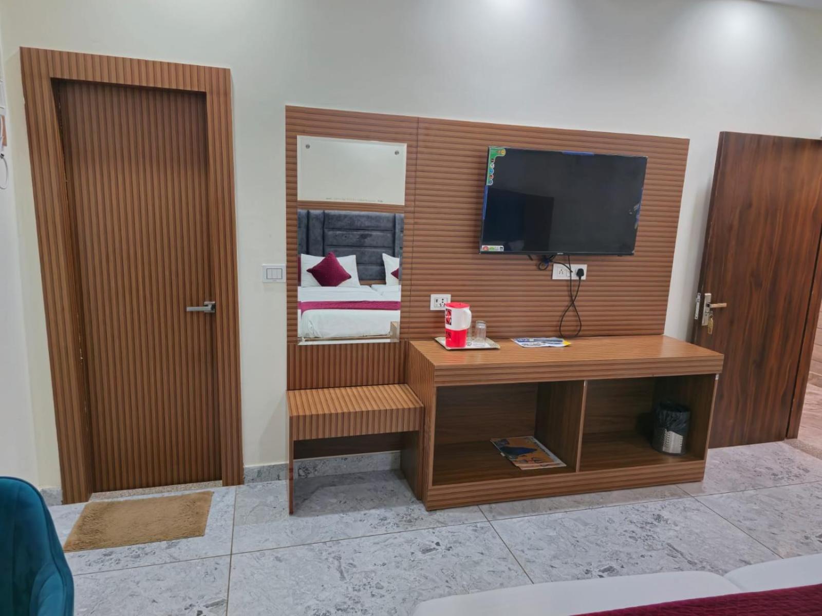 Satya Residency Hotel Катра Екстериор снимка