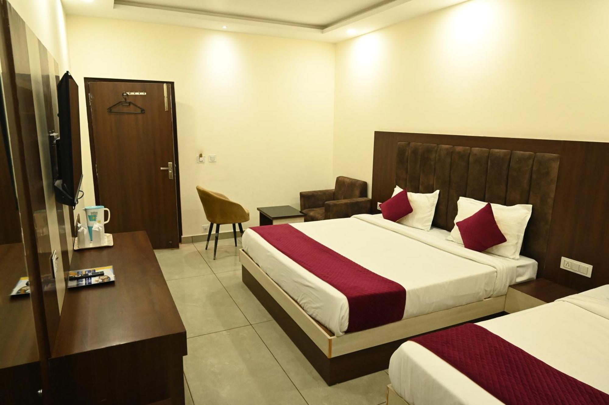 Satya Residency Hotel Катра Екстериор снимка